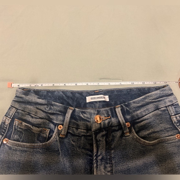 Good American Good Curve Cropped Straight Jeans with distressed hem - Picture 8 of 15